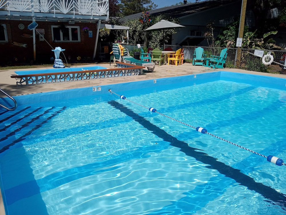Captain's Cove Motel