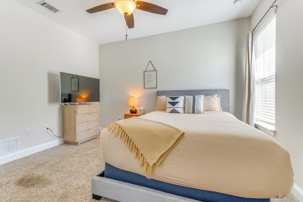 2 Mi to Beach: Bright Navarre Home w/ Fire Pit!