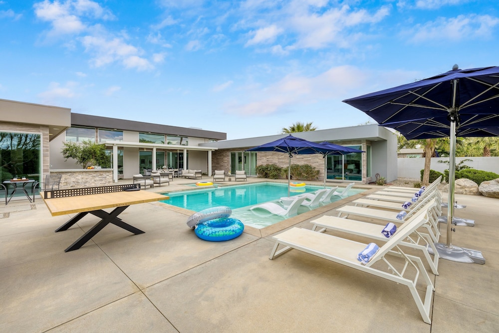 Polo Villa 10 by Avantstay Backyard Oasis w Putting Green 260320 6 Bedrooms view 4