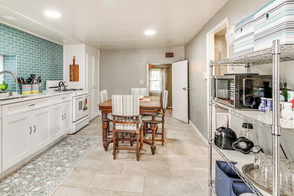 3 Mi to Old Town, Fenced Yard: ABQ Abode!