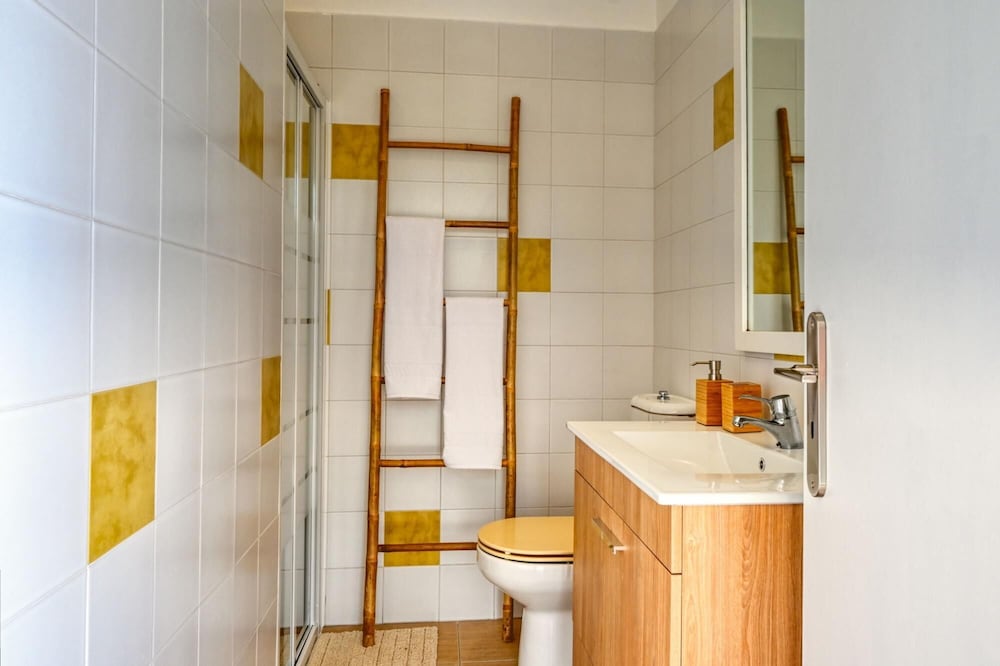 Bright and Elegant Apartment With Pool and sea View view 4