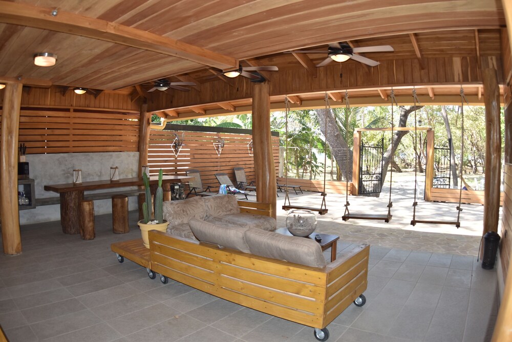Casa Aura Beachfront Premium Hostel