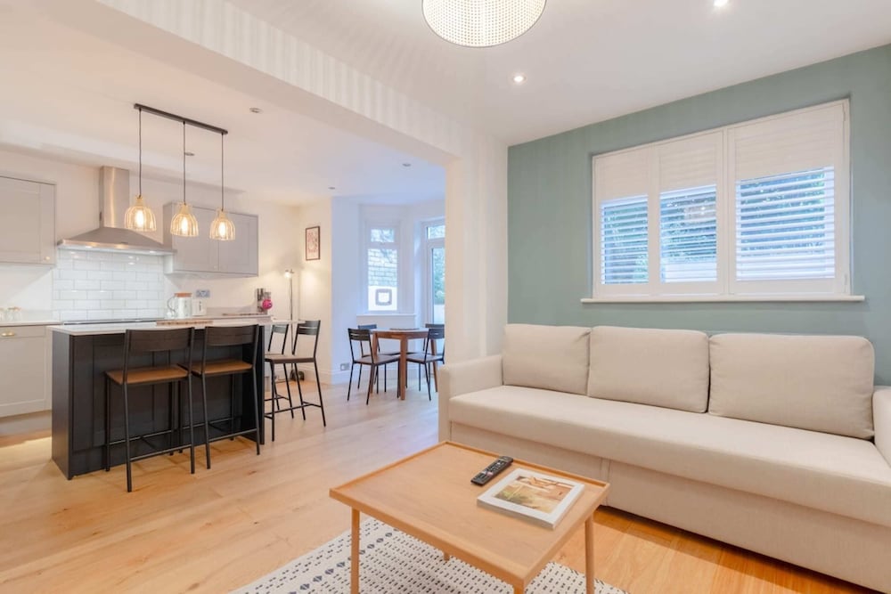 Newly Refurbished 2BD Flat - Wimbledon Village!