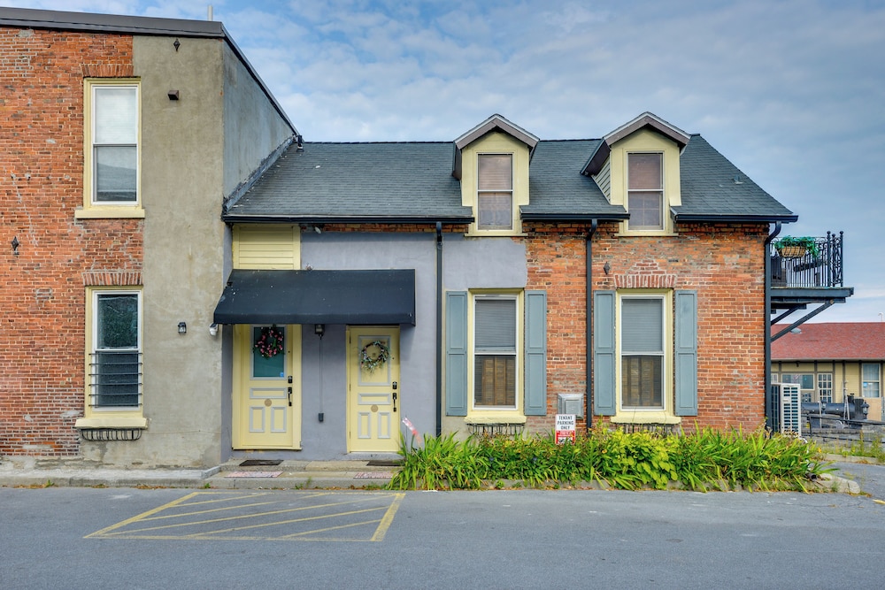 Walk to Marina: Dog-friendly Lake Ontario Studio