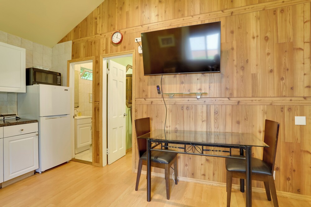 Screened Porch + Fire Pit: Cabin Near Bethel Woods