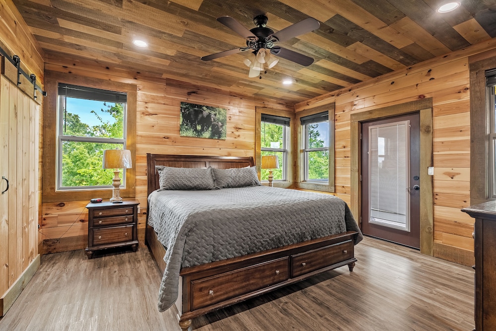 Amazing View Cabin w Gameroom Hot Tub Fire Pit