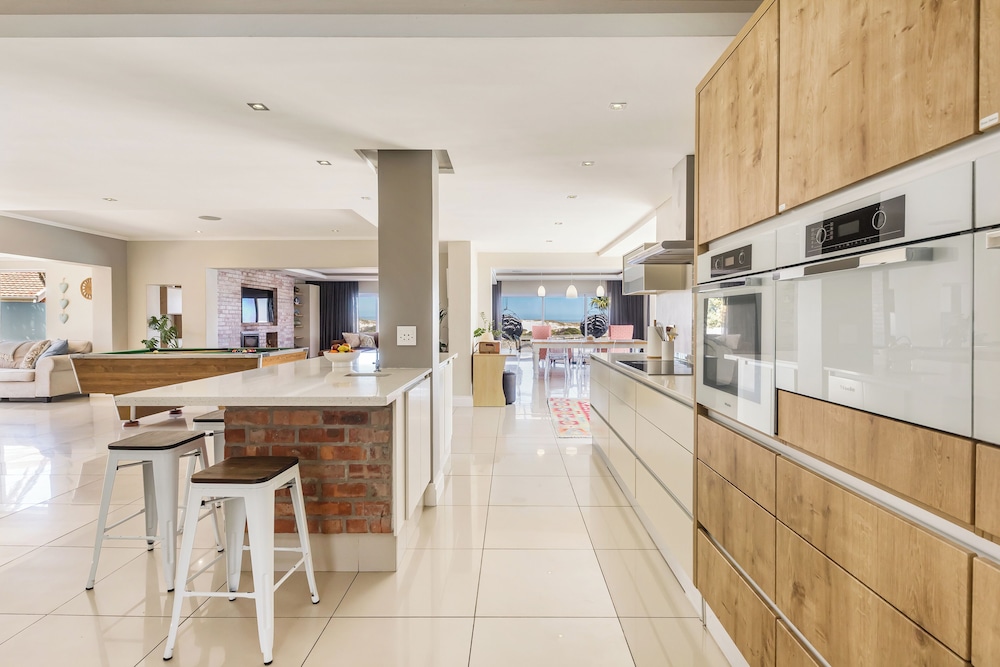 Beachfront, Private Pool, Pizza Oven, Pool Table, Fast Internet, Family Friendly