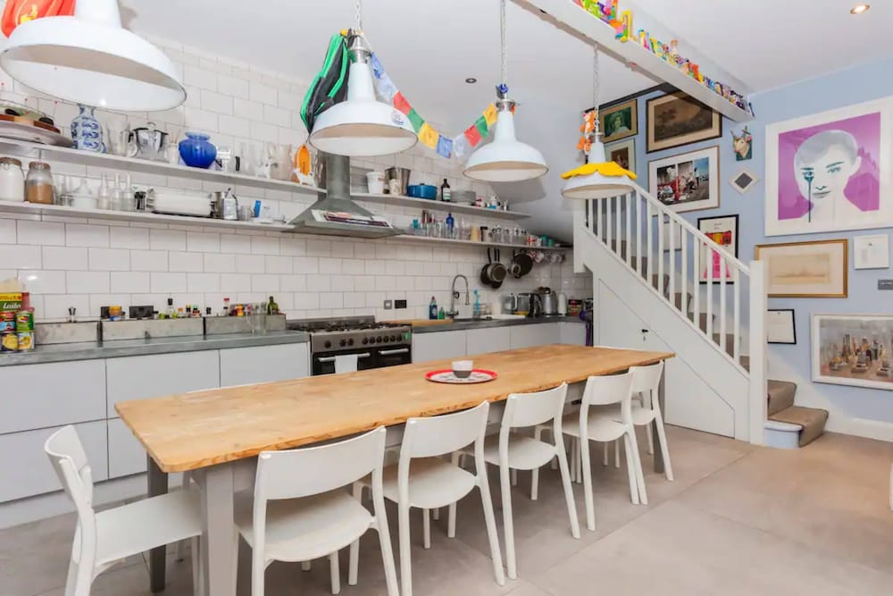 Contemporary 2 Bedroom House in Vibrant Shepherds Bush