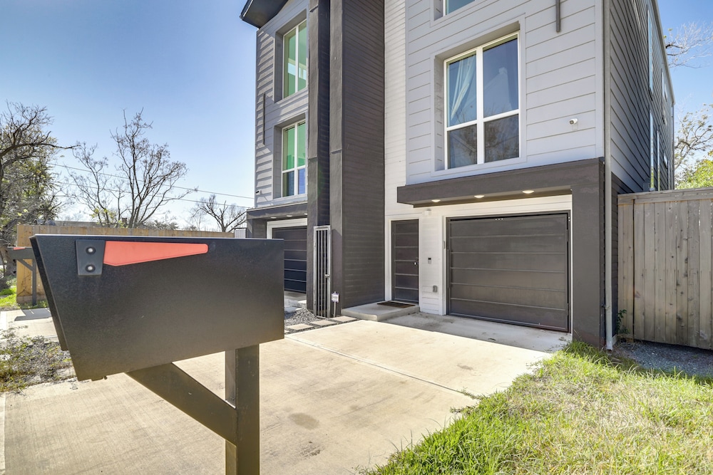 3 Mi to Dtwn: Modern Townhome w/ Yard in Houston