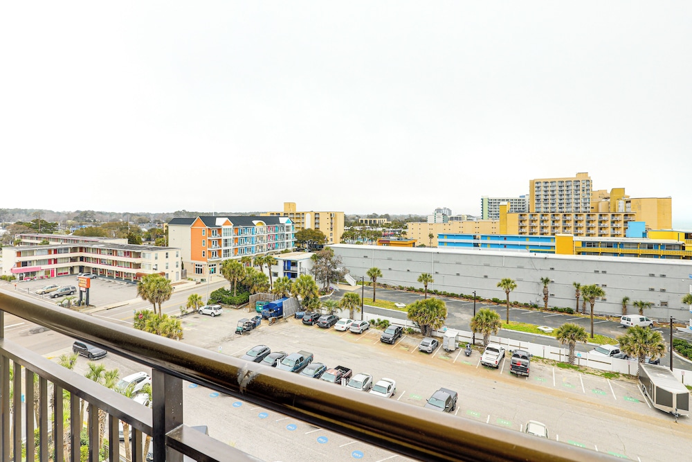 Pools & Spas: Beachfront Studio at Landmark Resort