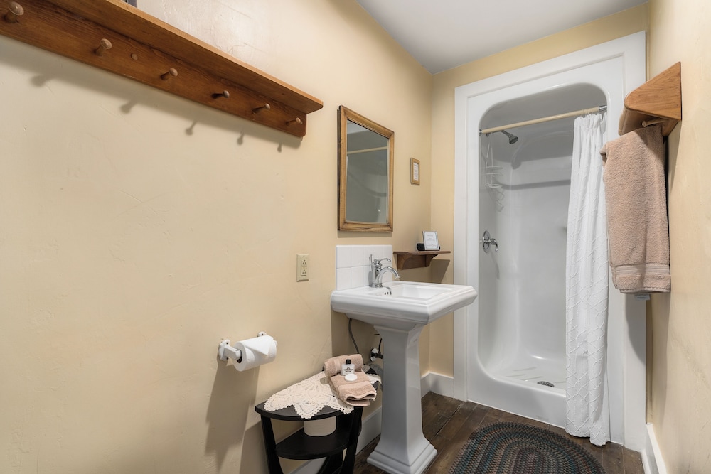 The Stagecoach Inn Bed & Breakfast and Five20 Social Stop