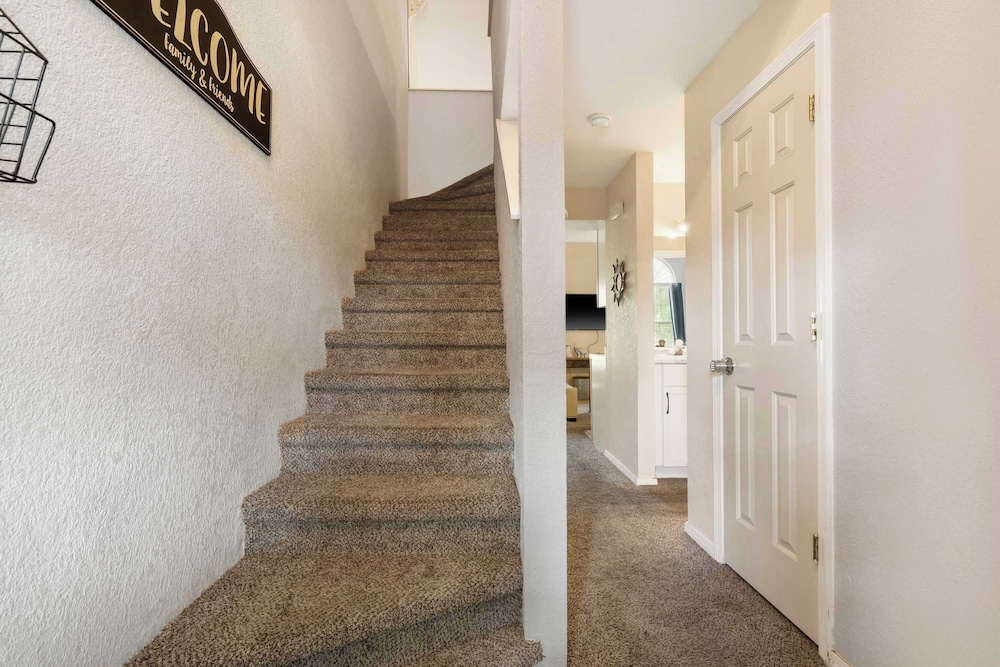 Warm Welcome Getaway Resort Stay for 6 With Amenities Near Downtown
