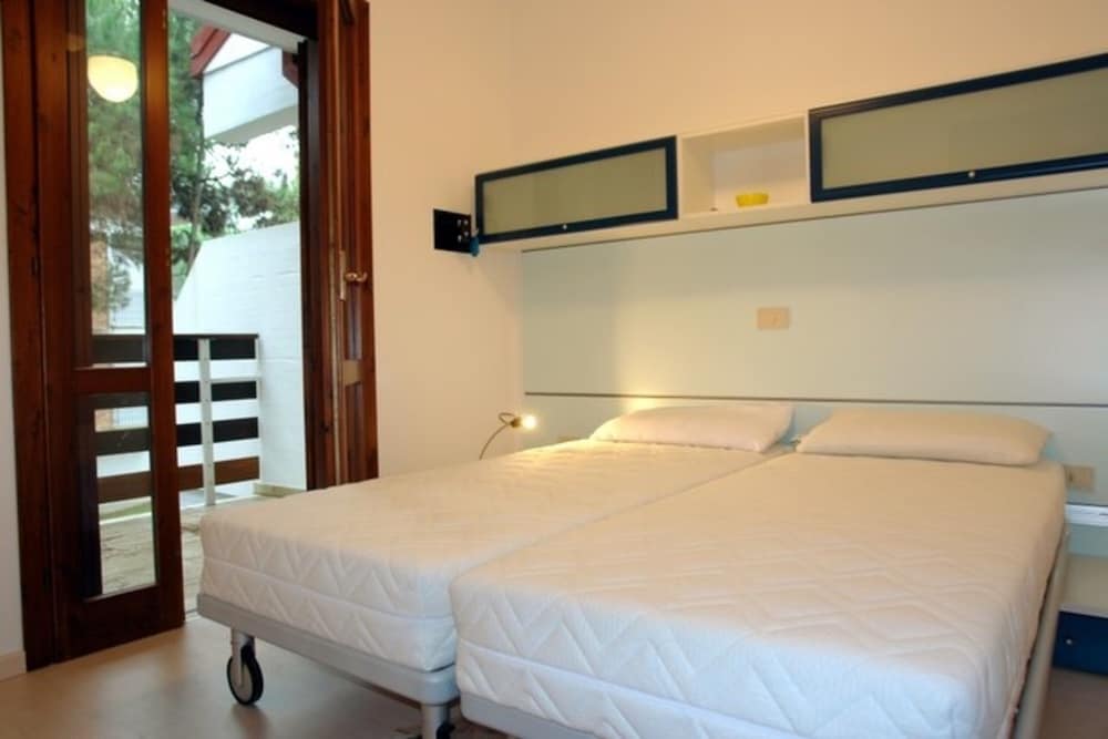 Excellently Equipped row House With Fenced Garden for 8 in Lignano Pineta