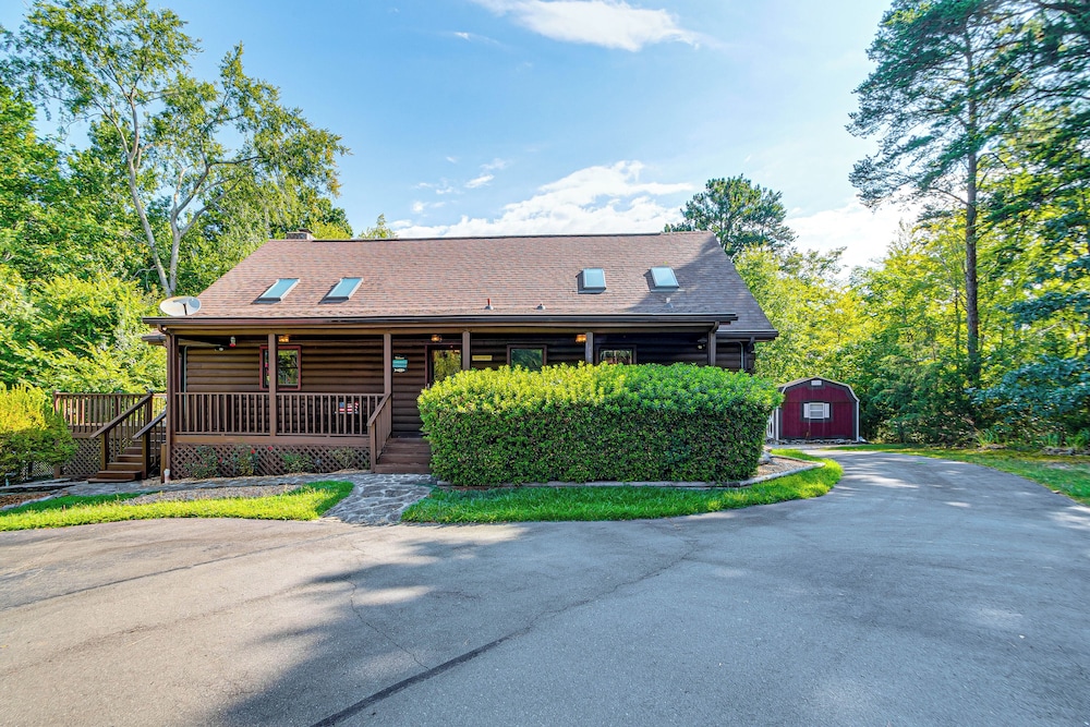 Hyco Lake Escape w/ Deck & Dock: Families Welcome!