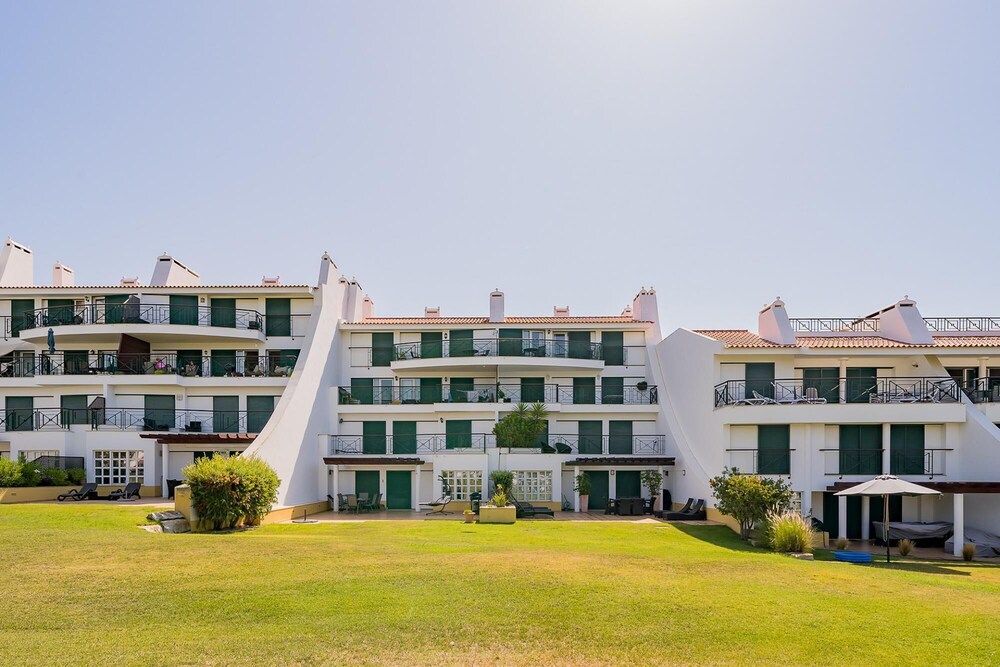 Vila Sol Golf Apartment by Ideal Homes view 4