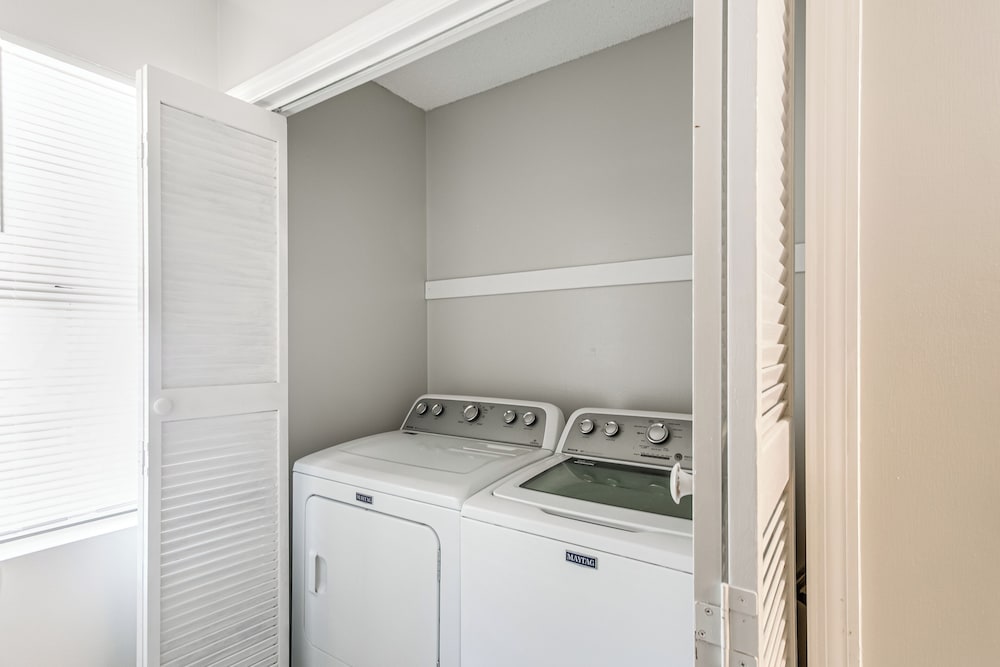 9 Mi to Moody Afb: Newly Updated Condo Near Dining