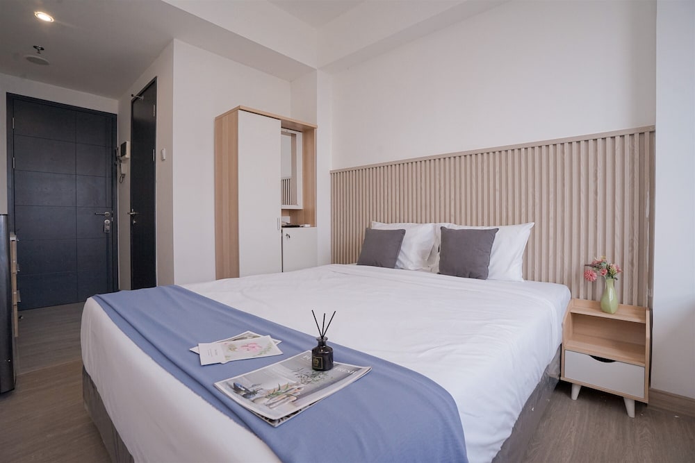 Fully Furnished and Homey Studio Collins Boulevard Apartment