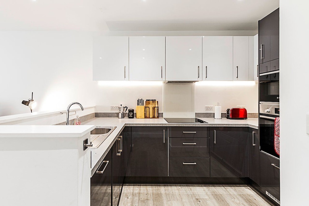 Modern 2-bed Flat With Terraces in Leyton