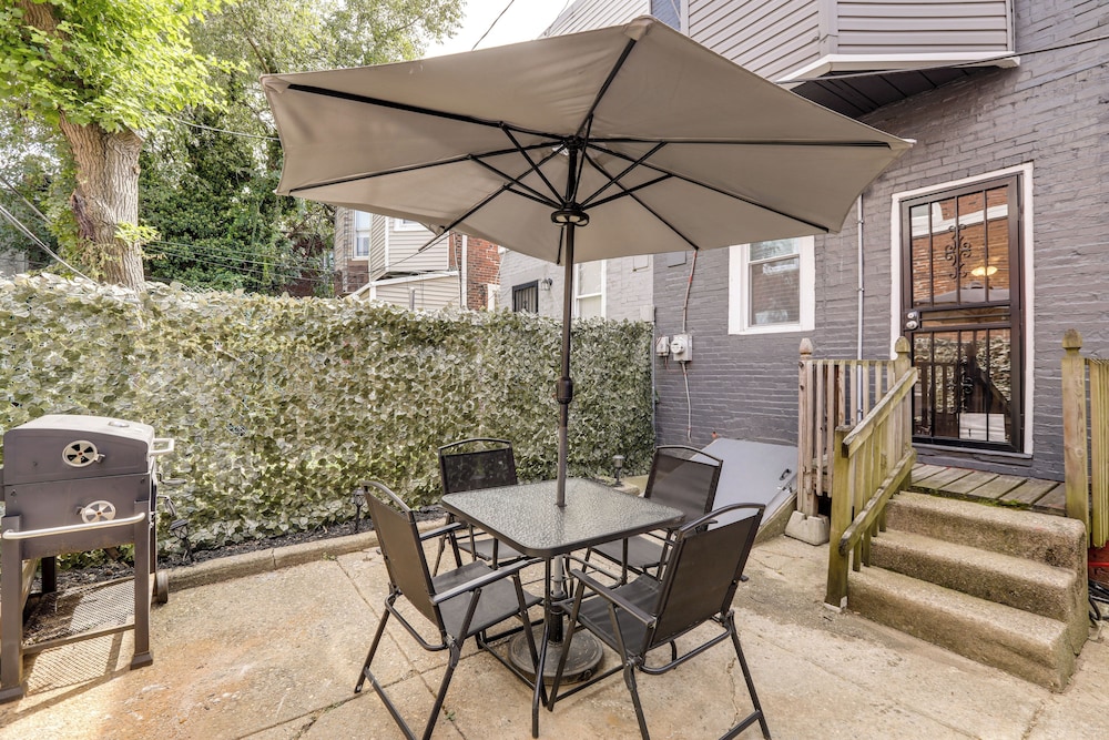 Private Backyard Jawn! Multi-level Philly Rowhouse