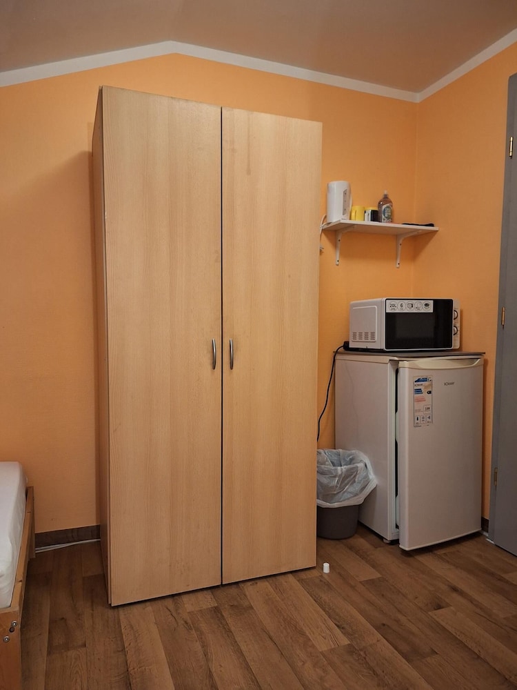 2-Rent Group Hostel Rooms AUB162