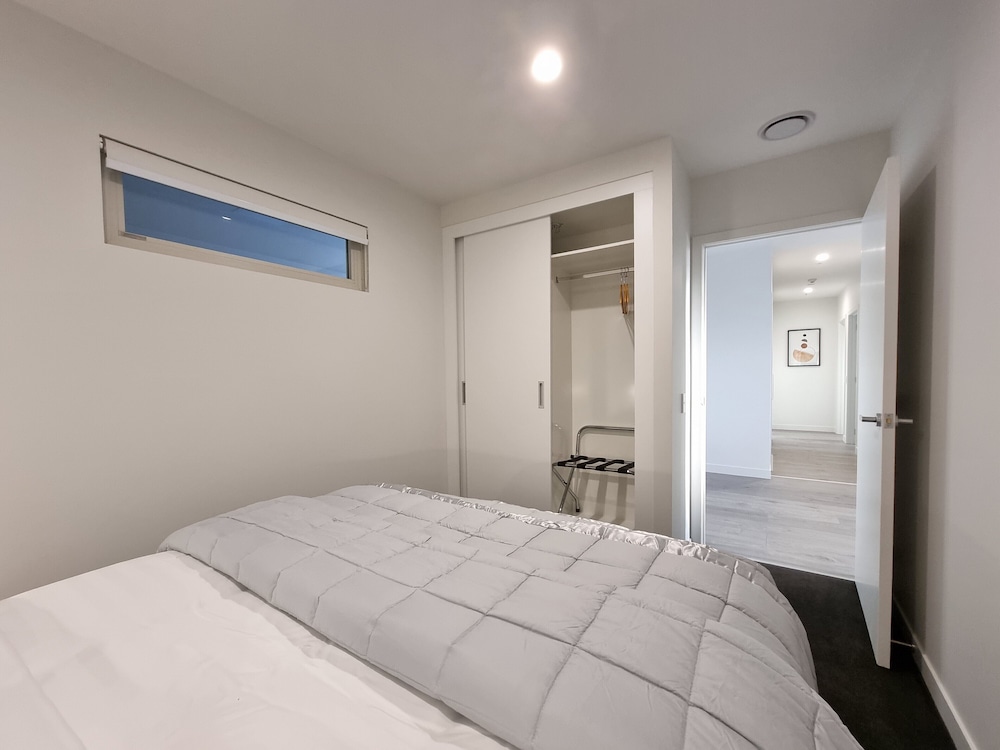 Luxe Apt w Harbour-Sunset Views -Parking view 5