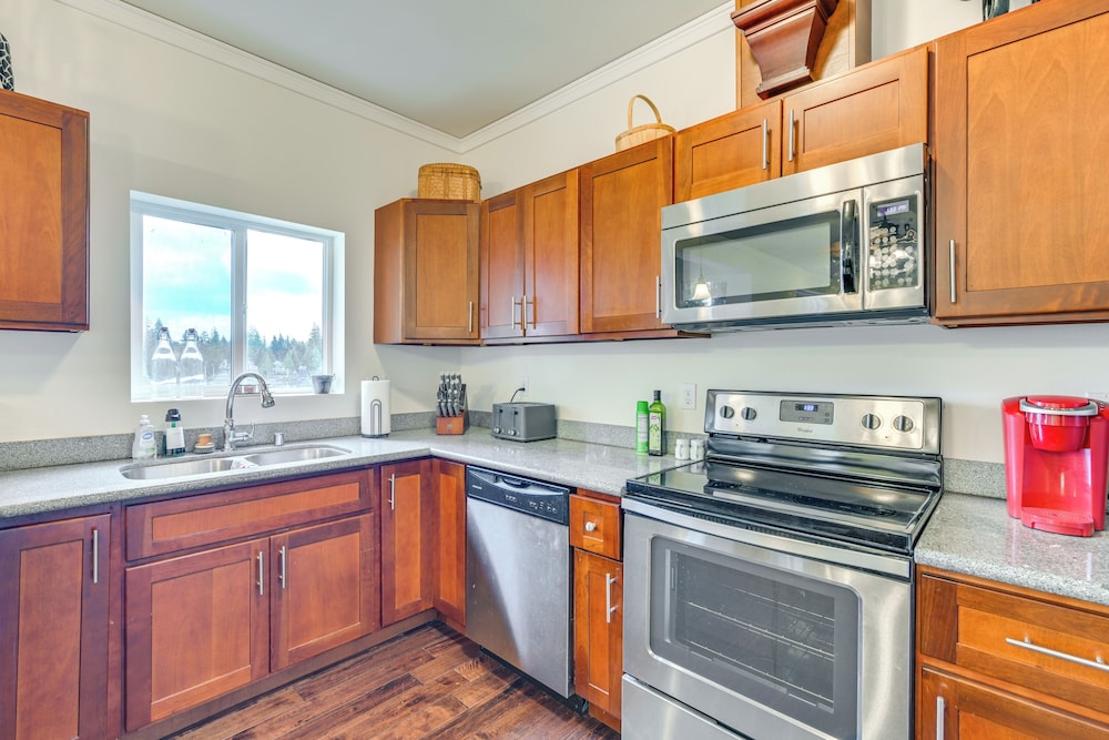 Lakefront Gem w/ Deck & Grill in Shelton