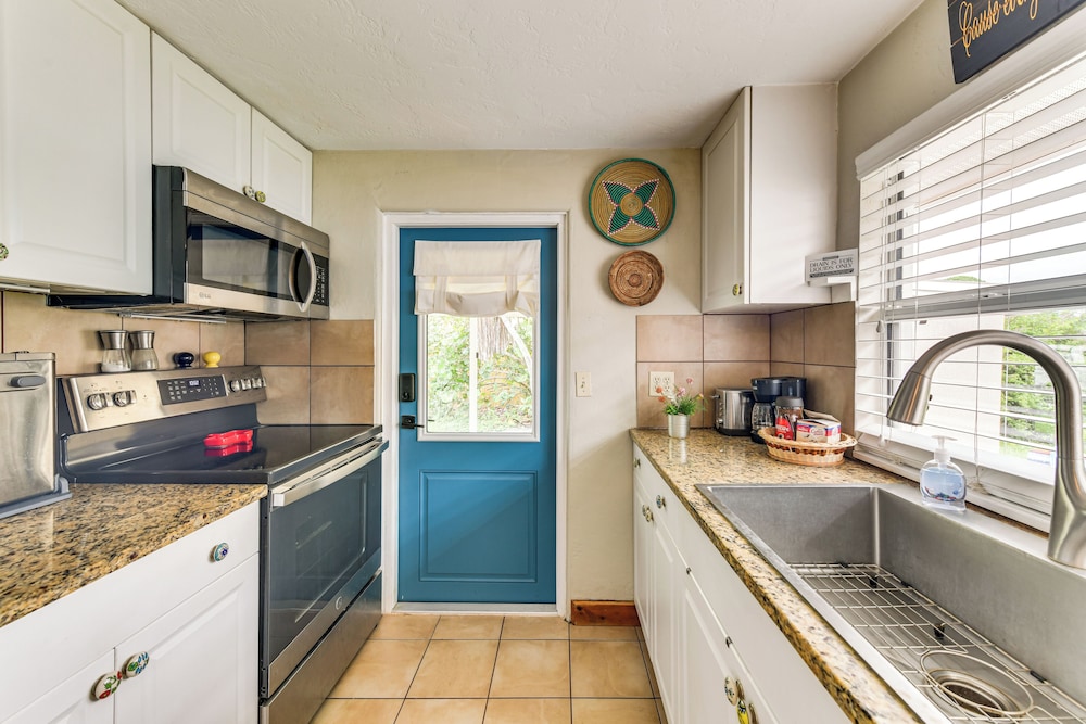 < 3 Mi to Dtwn: Pet-friendly Sarasota Stay w/ Yard
