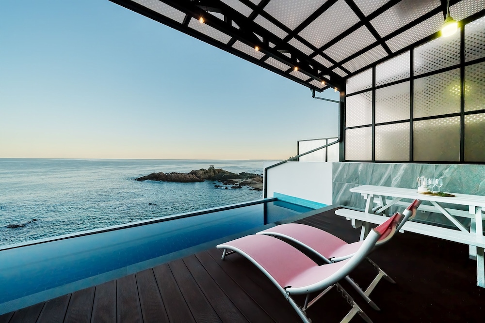 Yeongdeok Searest Poolvilla