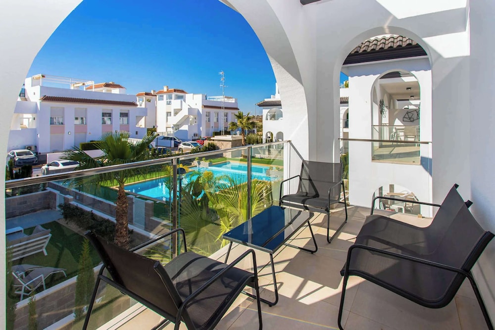 Sunset Paradise - Sleeps 4, Pool, Terrace & Views