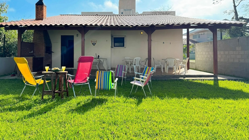 Casa Aconchegante a 100 metros da praia