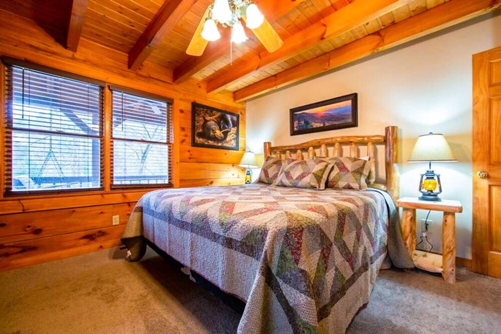 Pigeon Forge Cabin Game Room Dog Friendly Hot Tub