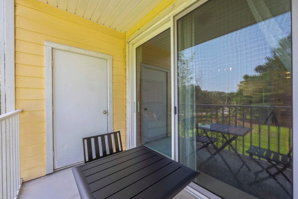 Sunshine & Whiskey Condo for 6 With Resort Amenities Near Grand Boulevard