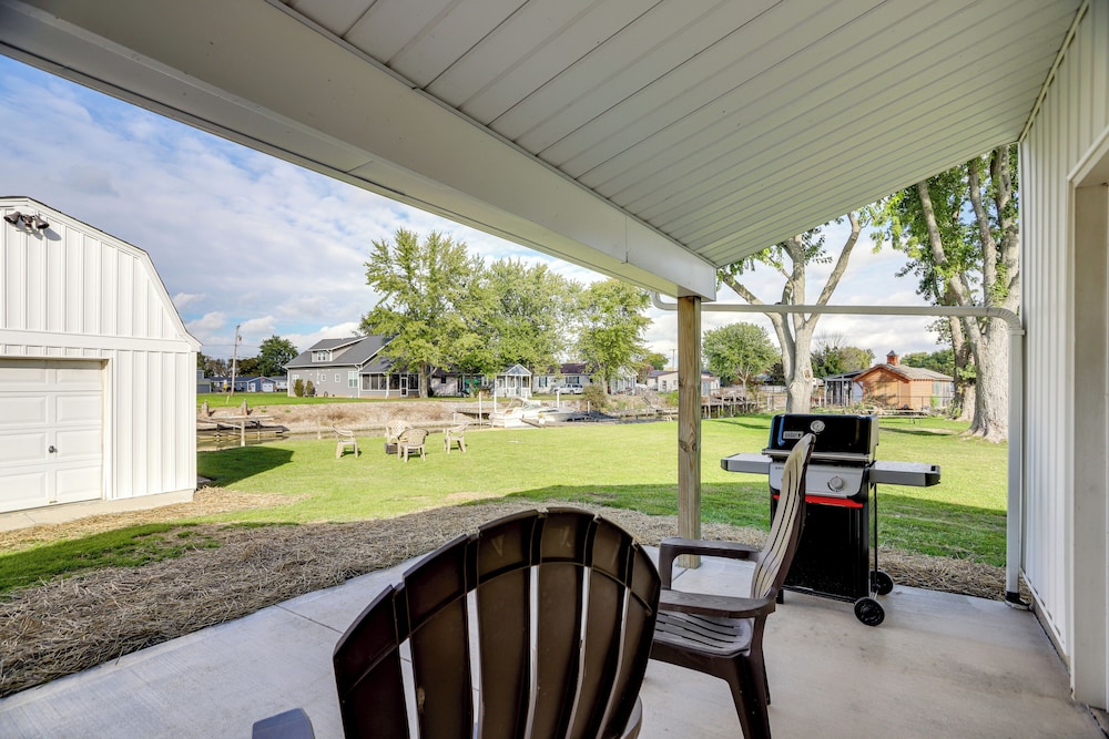 Walk to Lagoon Saloon! Chic Home on Nugent's Canal