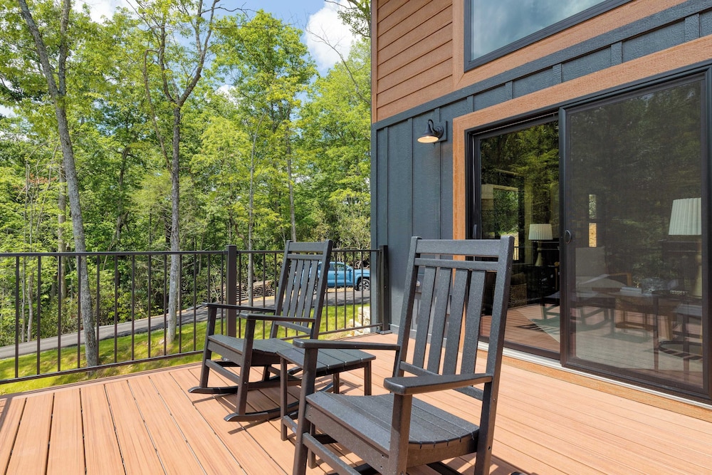 Luxe Cabin w/ Hot Tub, Views & Game Room Sleeps 10 Do Good Holler by Avantstay
