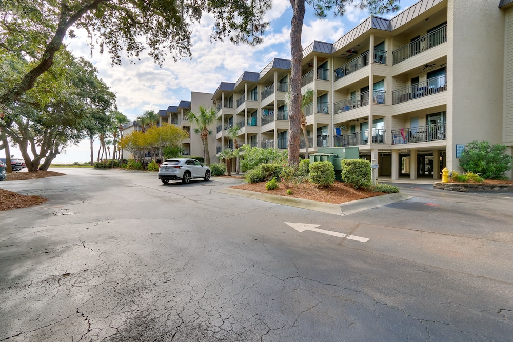 Hilton Head Island Condo: Steps to Beach! view 3
