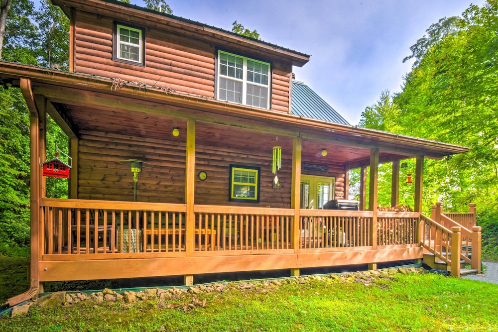 3 Mi to Museums: Smoky Mountains Cabin w/ Deck view 2