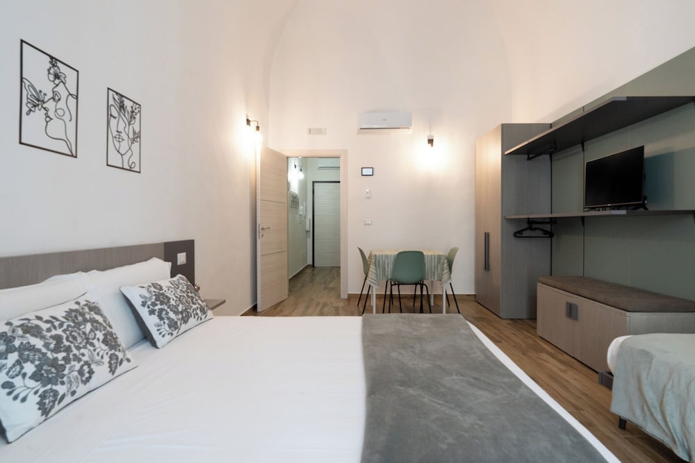 Nicolaus 204 - Brown & Grey Rooms by Wonderful Italy