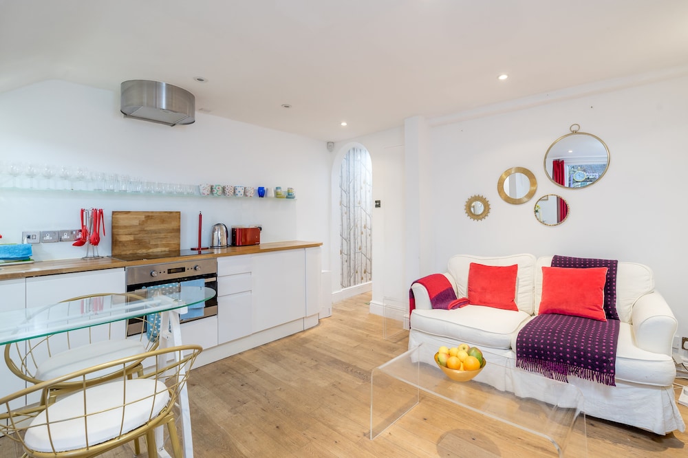 JOIVY Colorful Apt W/Garden, In Shepherds Bush