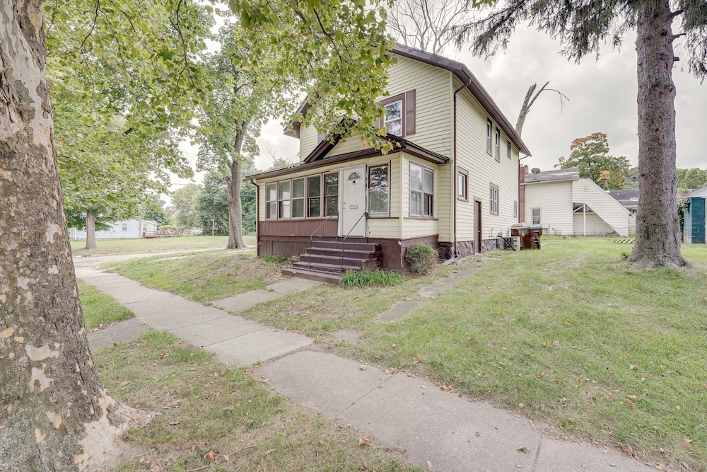 Centrally Located Albion Home With Screened Porch! view 4