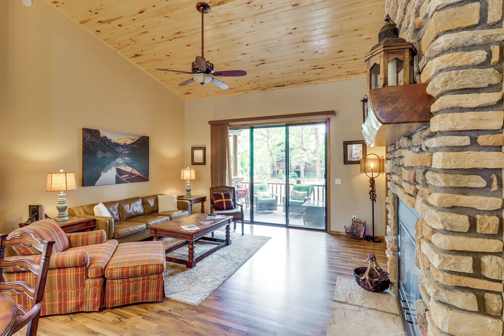 4 Mi to Fool Hollow Lake: Retreat w/ 2 Decks!