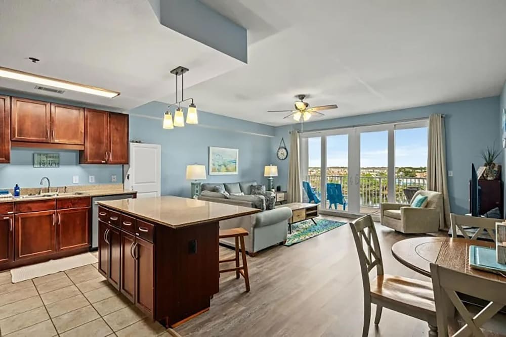 Laketown Wharf 402