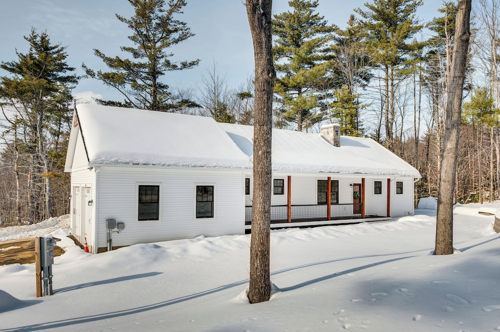6 Mi to Lake Winnipesaukee: New Hampshire Home