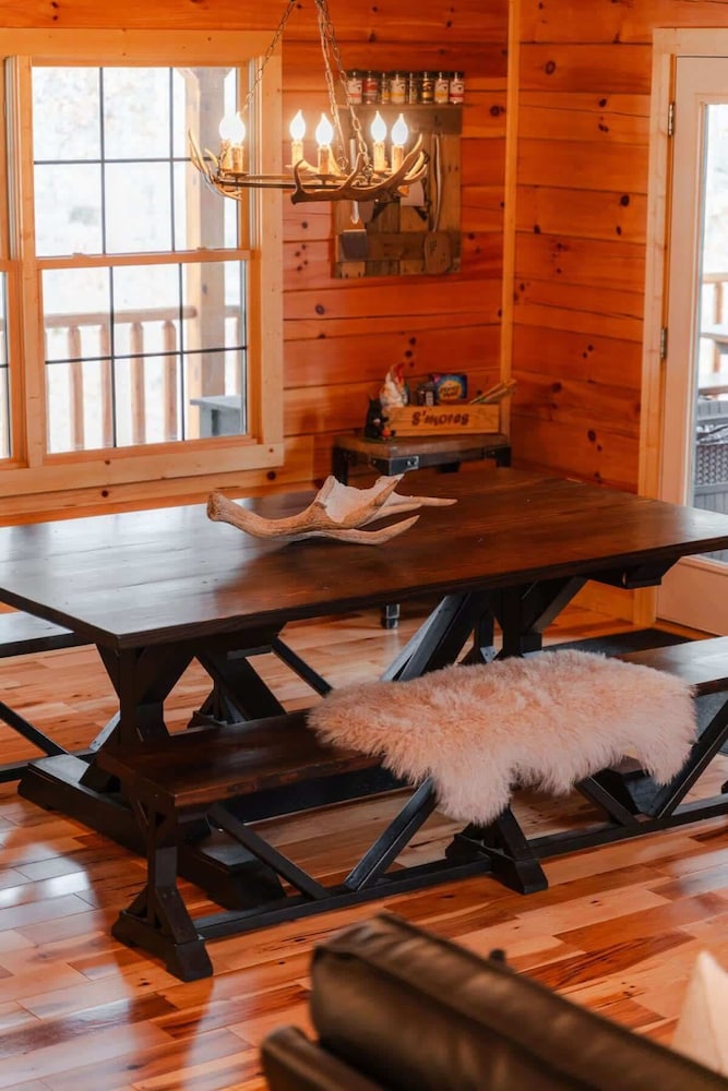 Sleeps 16! Luxury Cabin With Game Room & Hot Tub