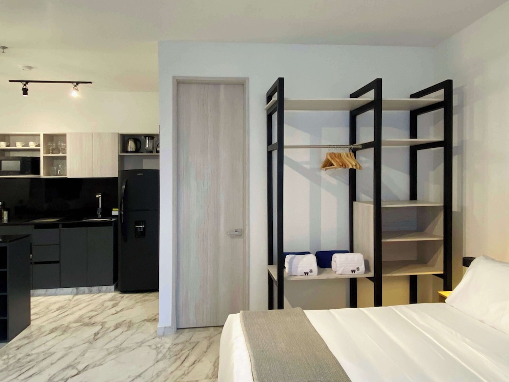 w Modern 3BR w AC Steps From Ciudad Amurallada