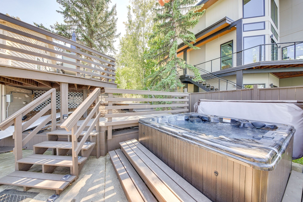 Charming Sagle Retreat w/ Hot Tub  Cozy Fireplace - Property Image 27