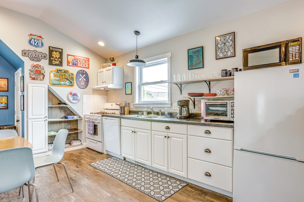 Close to Trails & Town! Artsy Apt in Frankfort