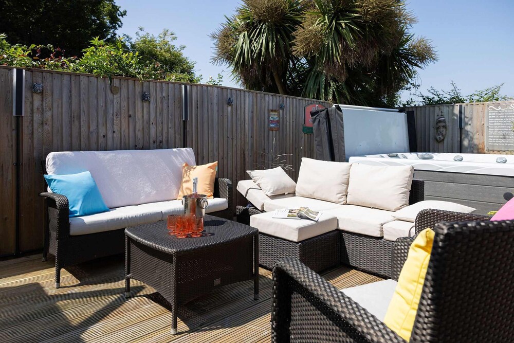 Coastal Retreat With Hot Tub Walk to Beach