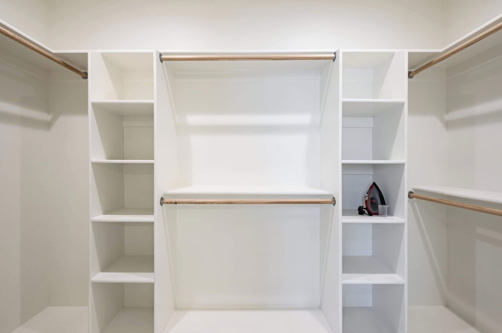 Modern Spacious Home Bright, Family Group Friendly
