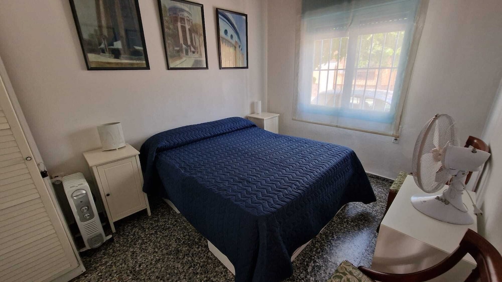 House With Exclusive Pool and Garden 7 min Walk From the Beach and the Center