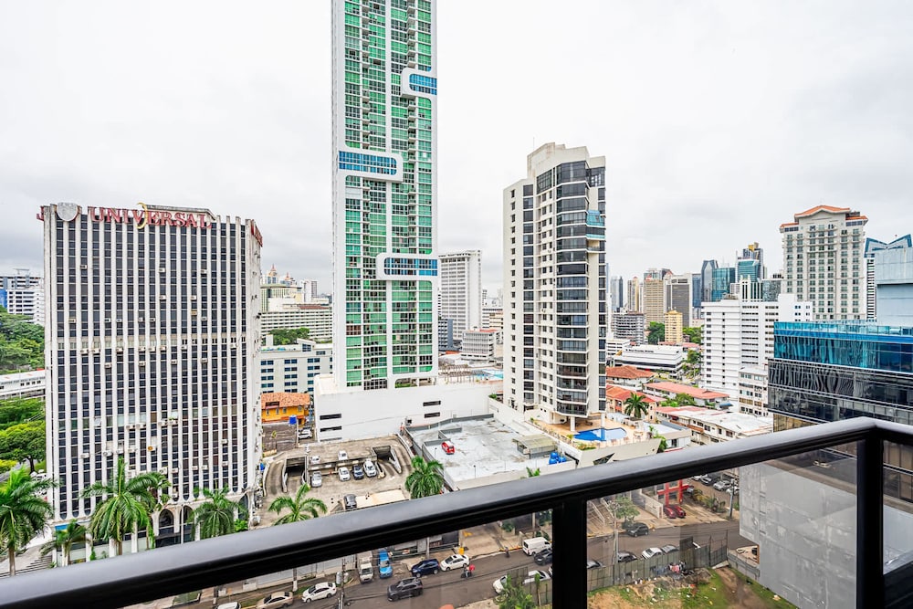 w Scenic 1BR w Panoramic City View in Calle 50